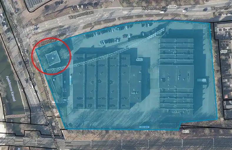 Op de satellietfoto hieronder zie je het terrein blauw gemarkeerd. Studio2007 bevindt zich in het gebouw dat rood omcirkeld is.